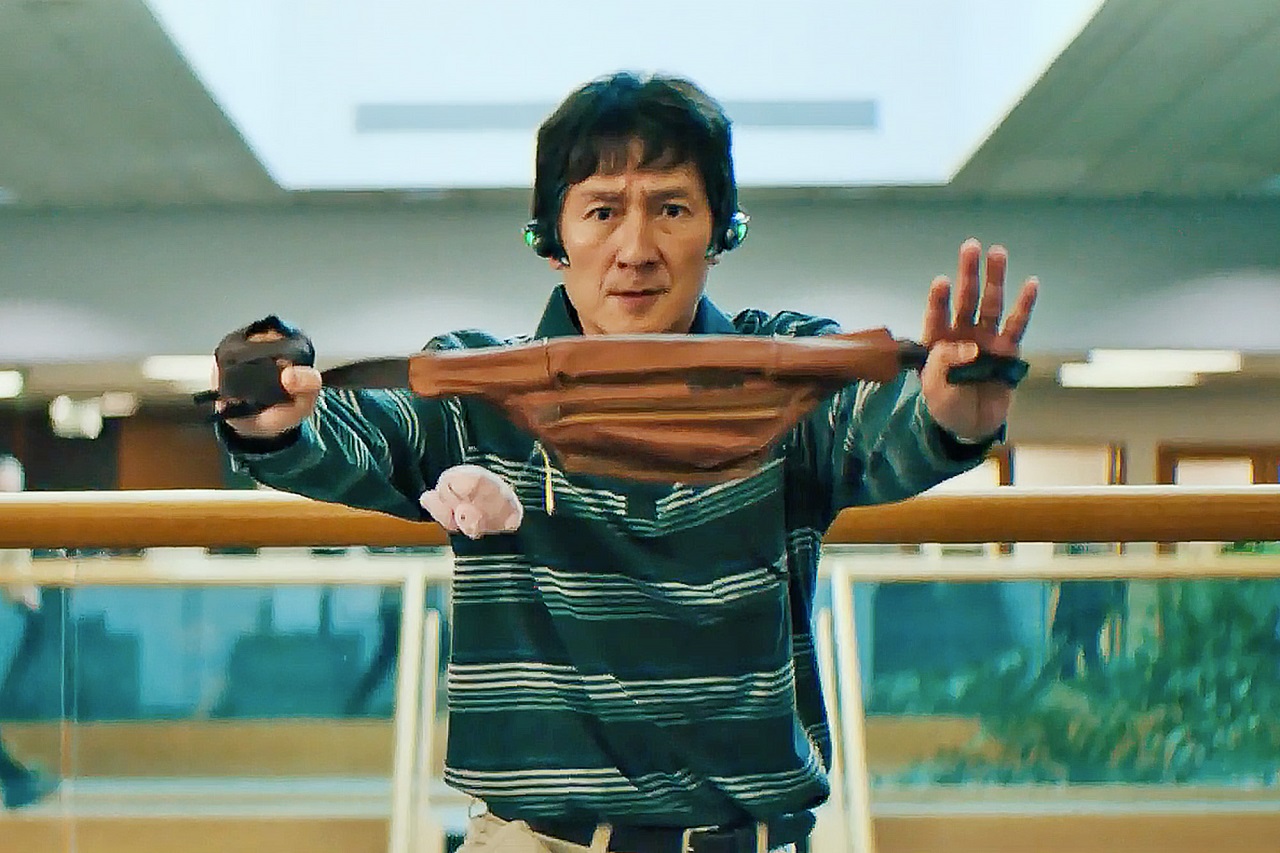 Waymond (Ke Huy Quan) goes into action with fanny pack in Everything Everywhere All at Once (2022)