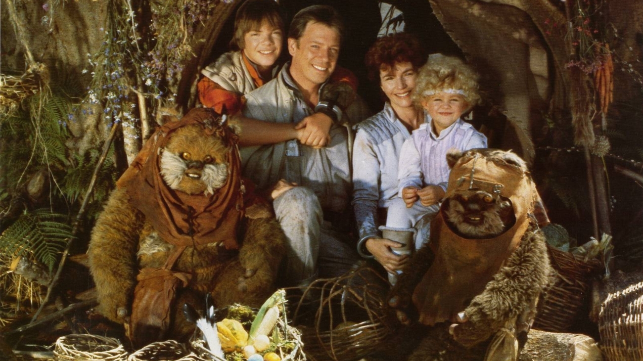 The family crashlanded on Endor - Mace (Eric Walker), father Guy Boyd, mother Fionulla Flanagan and Cindel (Aubree Miller), surrounded by Ewoks in The Ewok Adventure/Caravan of Couage (1984)