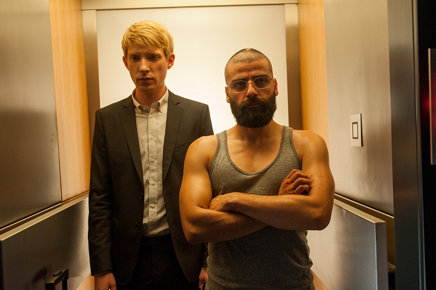 D(l to r) Domhnall Gleeson as Caleb and Oscar Isaac as the A.I.'s creator Nathan in Ex Machina (2015)