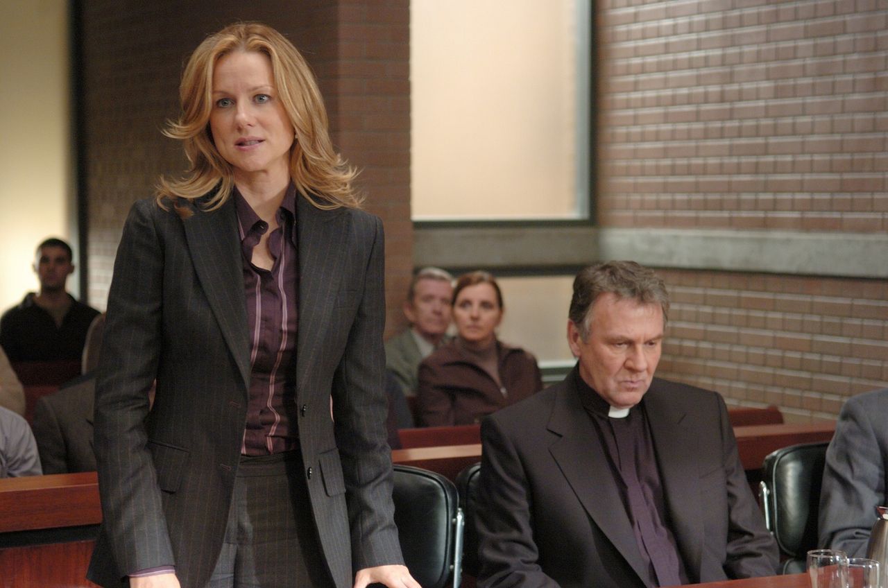 Lawyer Laura Linney defends priest Tom Wilkinson in court in The Exorcism of Emily Rose (2005)