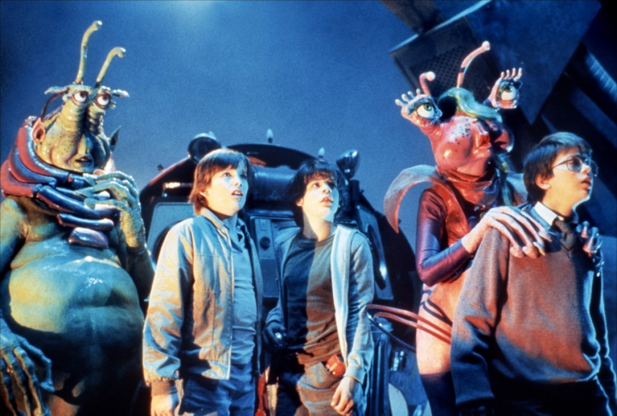 The teens (l to r) Ethan Hawke, Jason Presson and River Phoenix are introduced to the ship by the aliens Wak (Robert Picardo) (l) and Neek (Leslie Rickert) (r) in Explorers (1985)