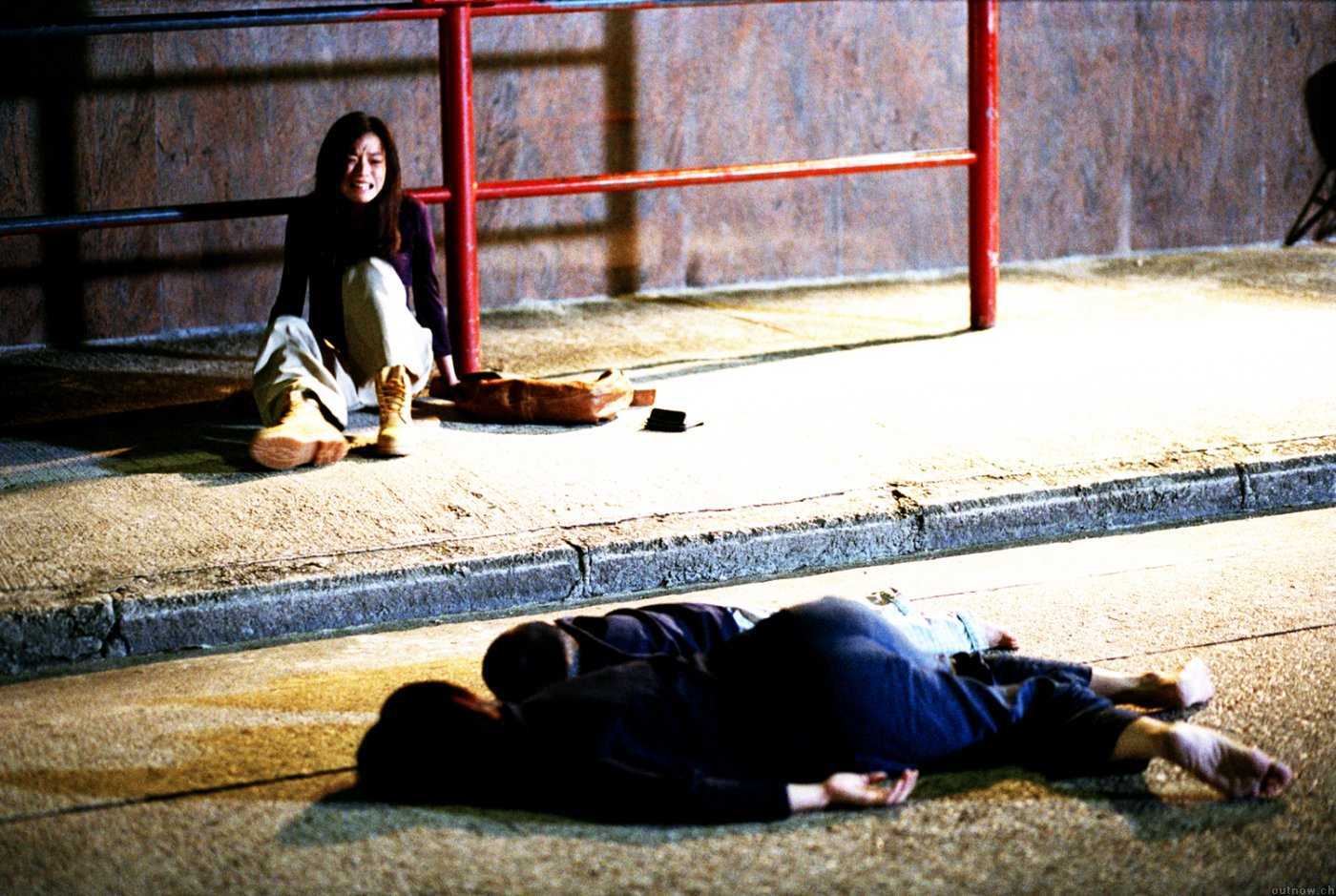 Shu Qi on a bus stop with the bodies of two boys in front of her in The Eye 2 (2004)