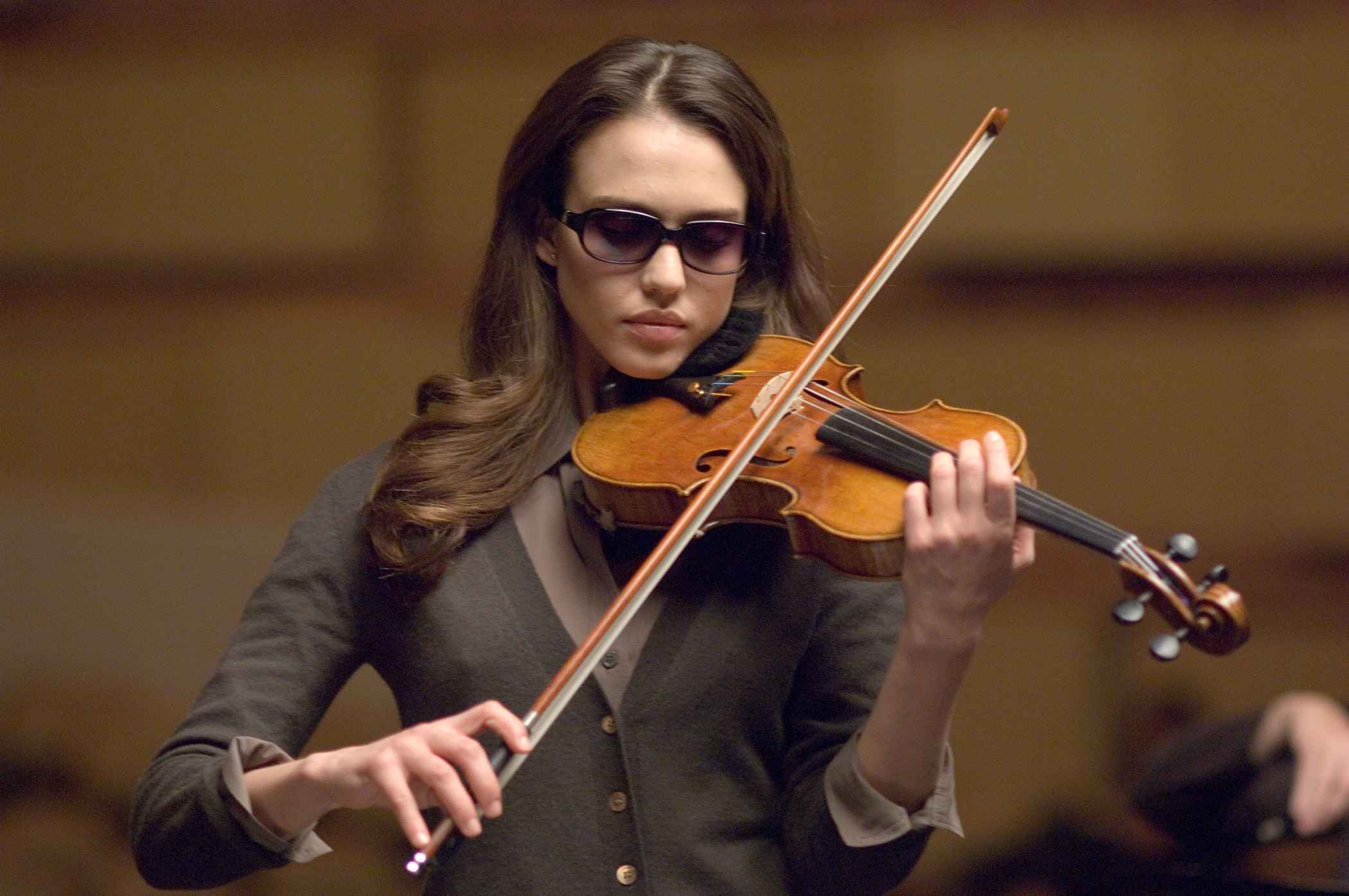 The blind Sydney Wells (Jessica Alba) play violin in The Eye (2008)