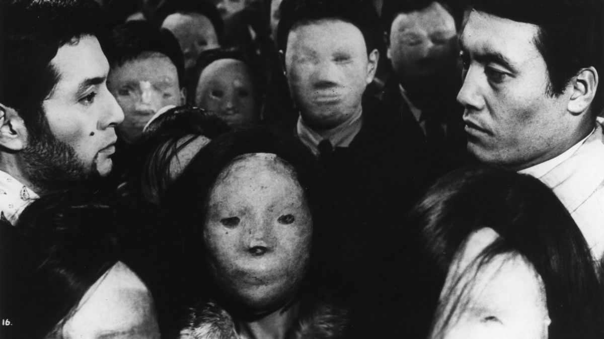 The streets filled with people with blank faces in The Face of Another (1966) 