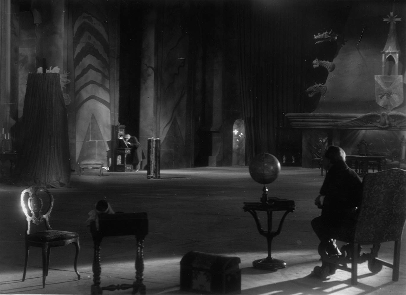 The interior of the House of Usher in The Fall of the House of Usher (1928)