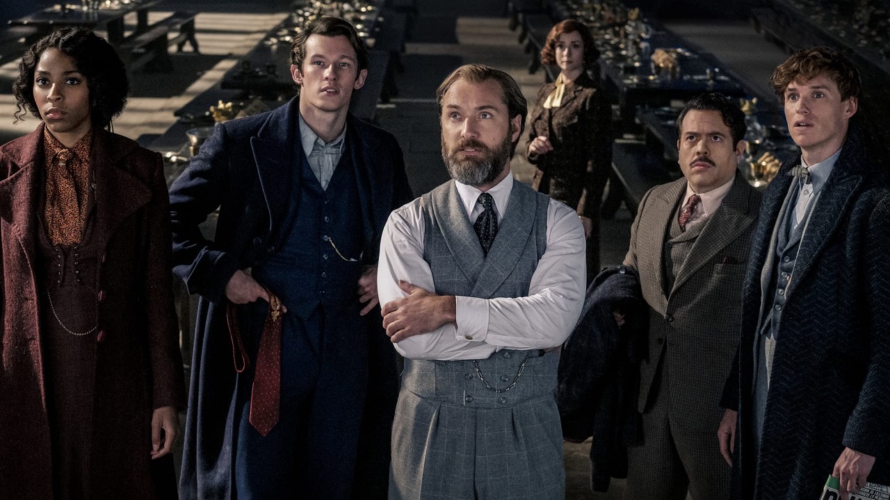 Eulalie ‘Lally’ Hicks (Jessica Williams), Theseus Scamander (Callum Turner), Albus Dumbledore (Jude Law), Jacob Kowalski (Dan Fogler), Newt Scamander (Eddie Redmayne) and Bunty Broadacre (Victoria Yeates) in Fantastic Beasts: The Secrets of Dumbledore (2022)