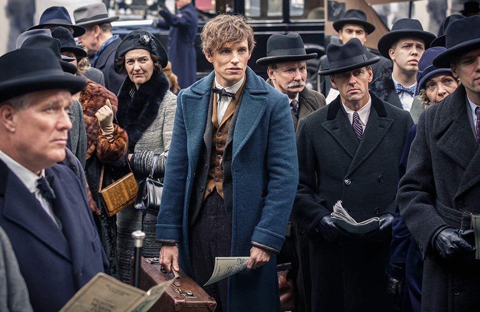 Newt Scamander (Eddie Redmayne) arrives on the streets of New York with suitcase of magical creatures in Fantastic Beasts and Where to Find Them (2016)