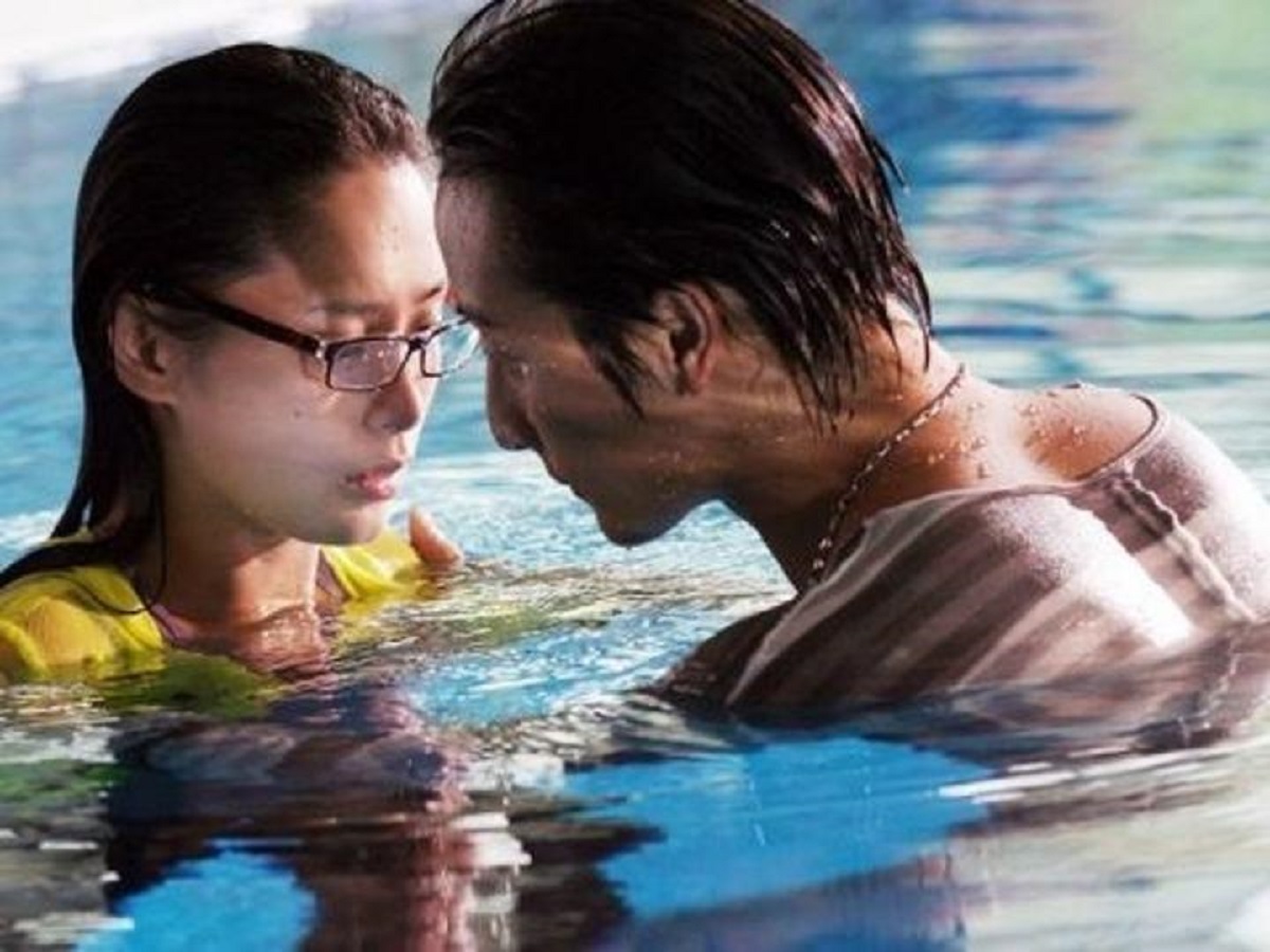 Romance between Gillian Chung and Lik-Sun Fong in The Fantastic Water Babes (2010)