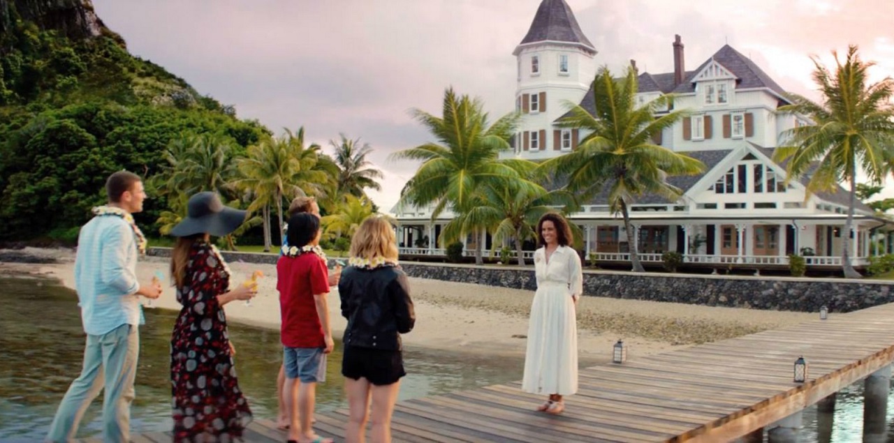 Julia (Parisa Fitz-Henley) welcomes the guests in Fantasy Island (2020)