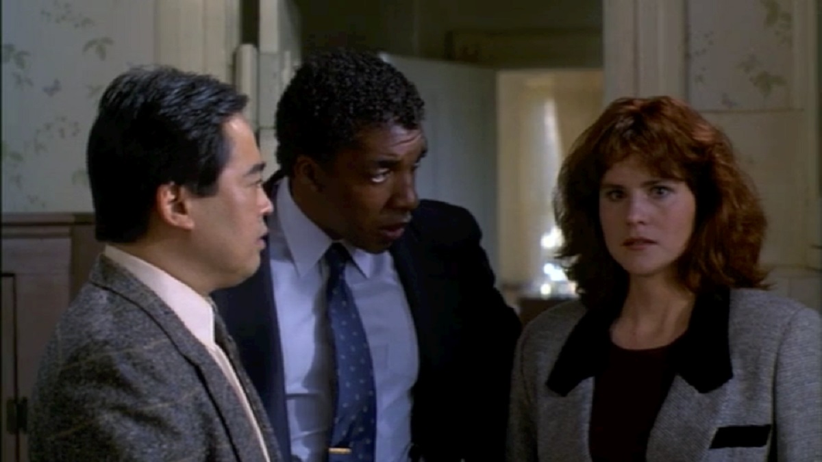 Detectives Keone Young and Stan Shaw with psychic Cayce Bridges (Ally Sheedy) in Fear (1990)