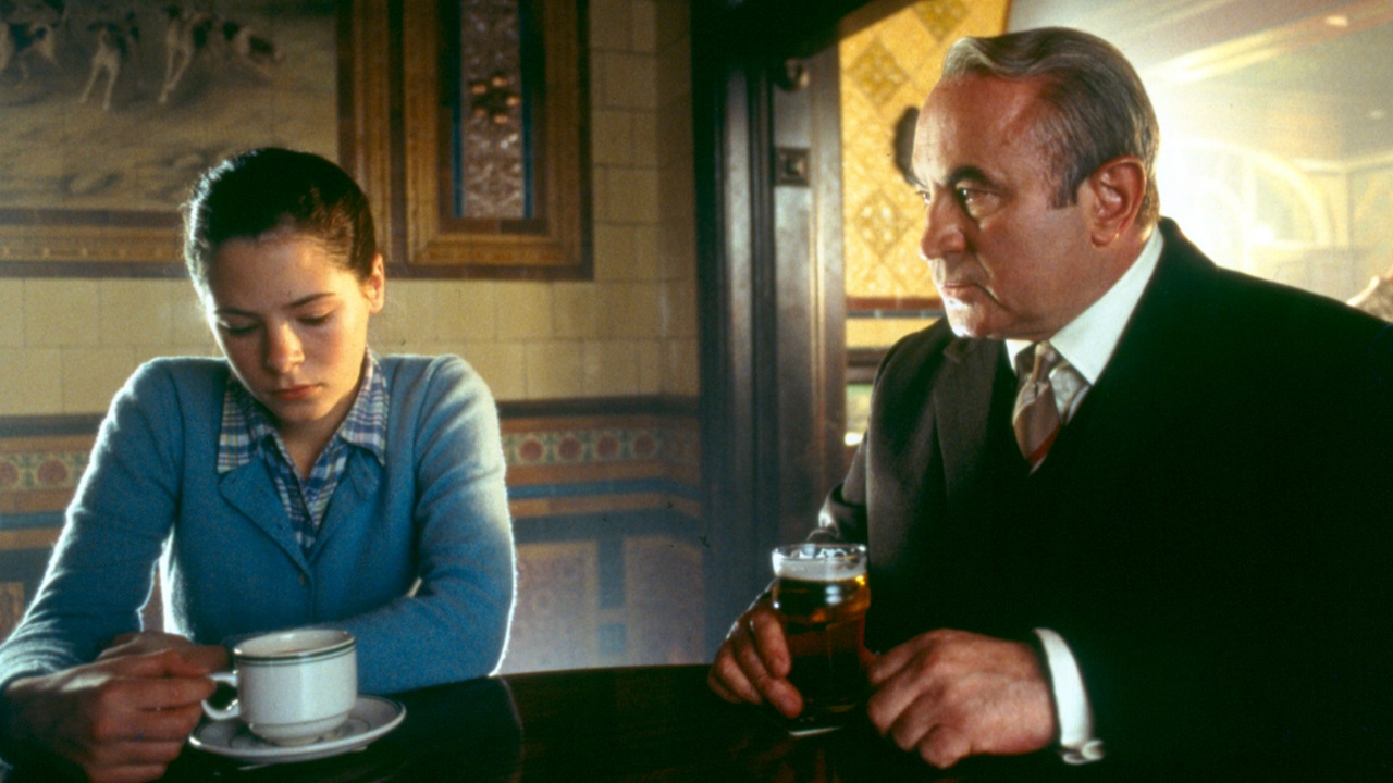 Elaine Cassidy and Bob Hoskins in Felicias Journey (1999)