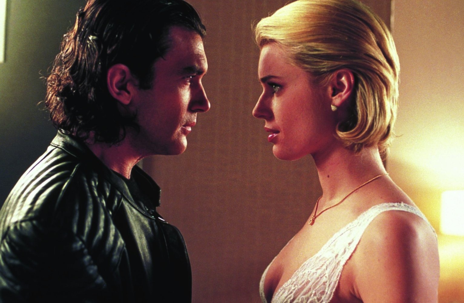 Antonio Banderas investigates the mysterious Rebecca Romijn-Stamos in Femme Fatale (2002)