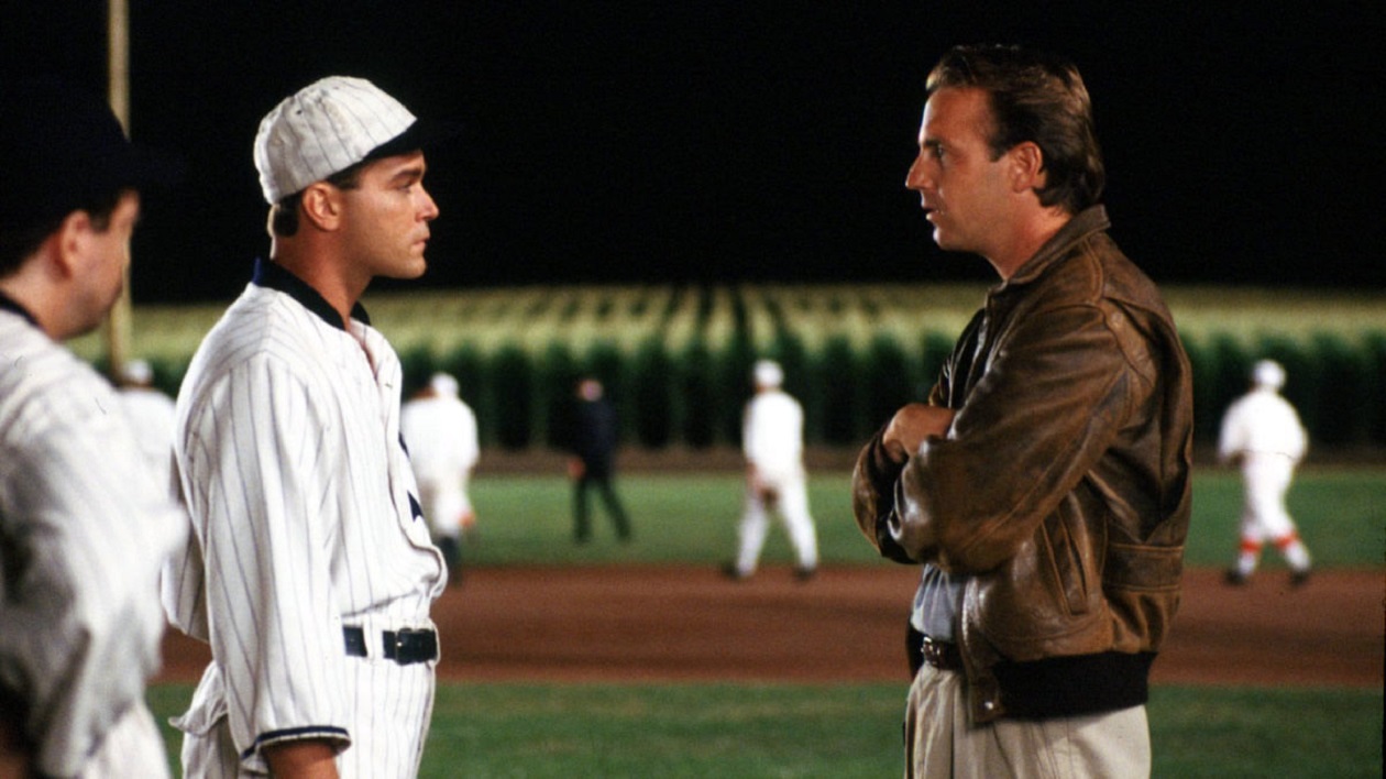 Ray Kinsella (Kevin Costner) (r) meets Black Sox player Shoeless Joe Jackson (Ray Liotta) (l) among the players returned to life in his baseball pitch in the cornfield in Field of Dreams (1989)