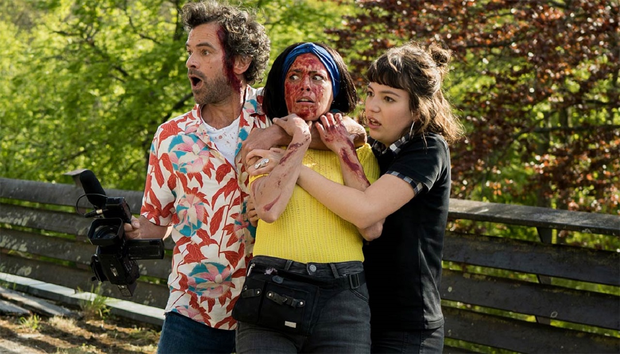 Director Romain Duris, wife Berenice Bejo and daughter Simone Hazanavicius in Final Cut (2022)