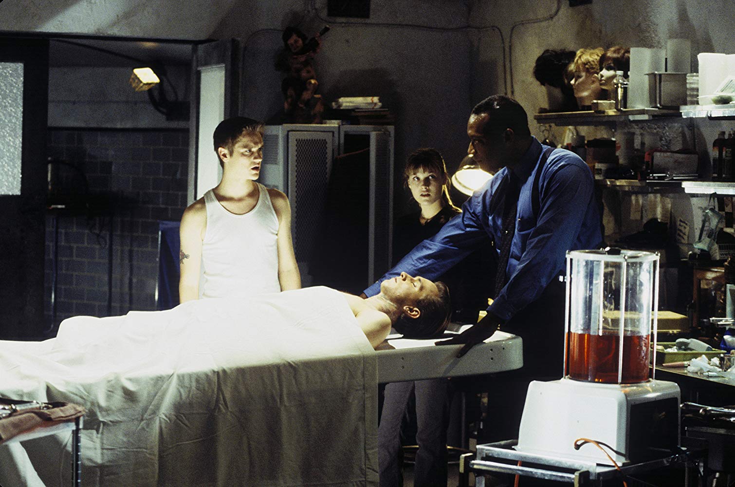 Morgue attendant Tony Todd explains to Devo Sawa and Ali Larter explains how fate and Death operate in Final Destination (2000)