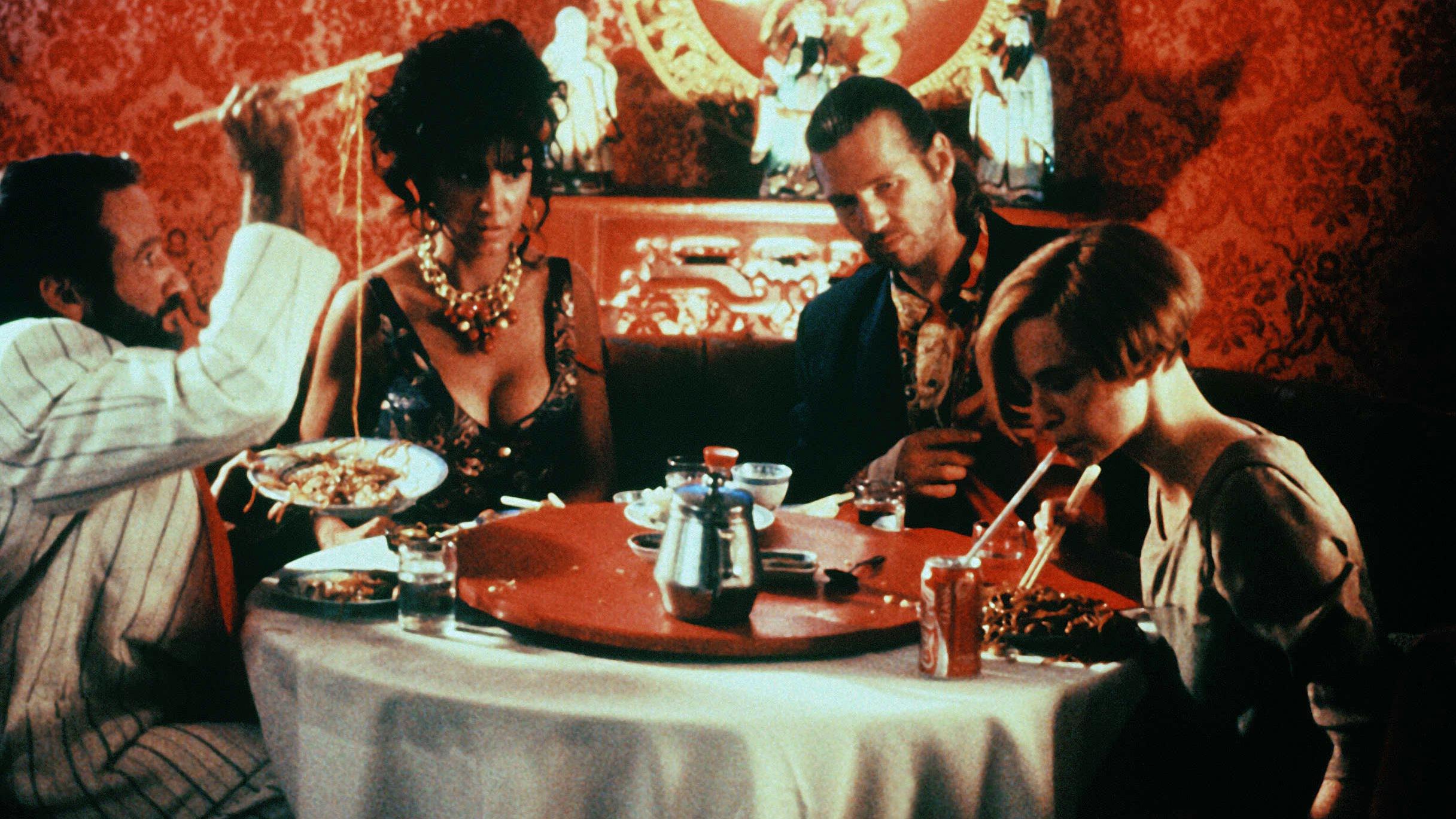 The dinner party scene - (l to r) Robin Williams, Mercedes Ruehl, Jeff Bridges and Amanda Plummer in The Fisher King (1991)