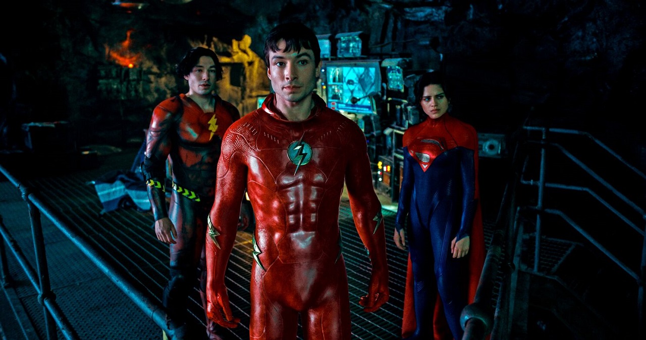 The Flash (Ezra Miller) and his double and Kara Zor-el/Supergirl (Sasha Calle) in The Flash (2023)