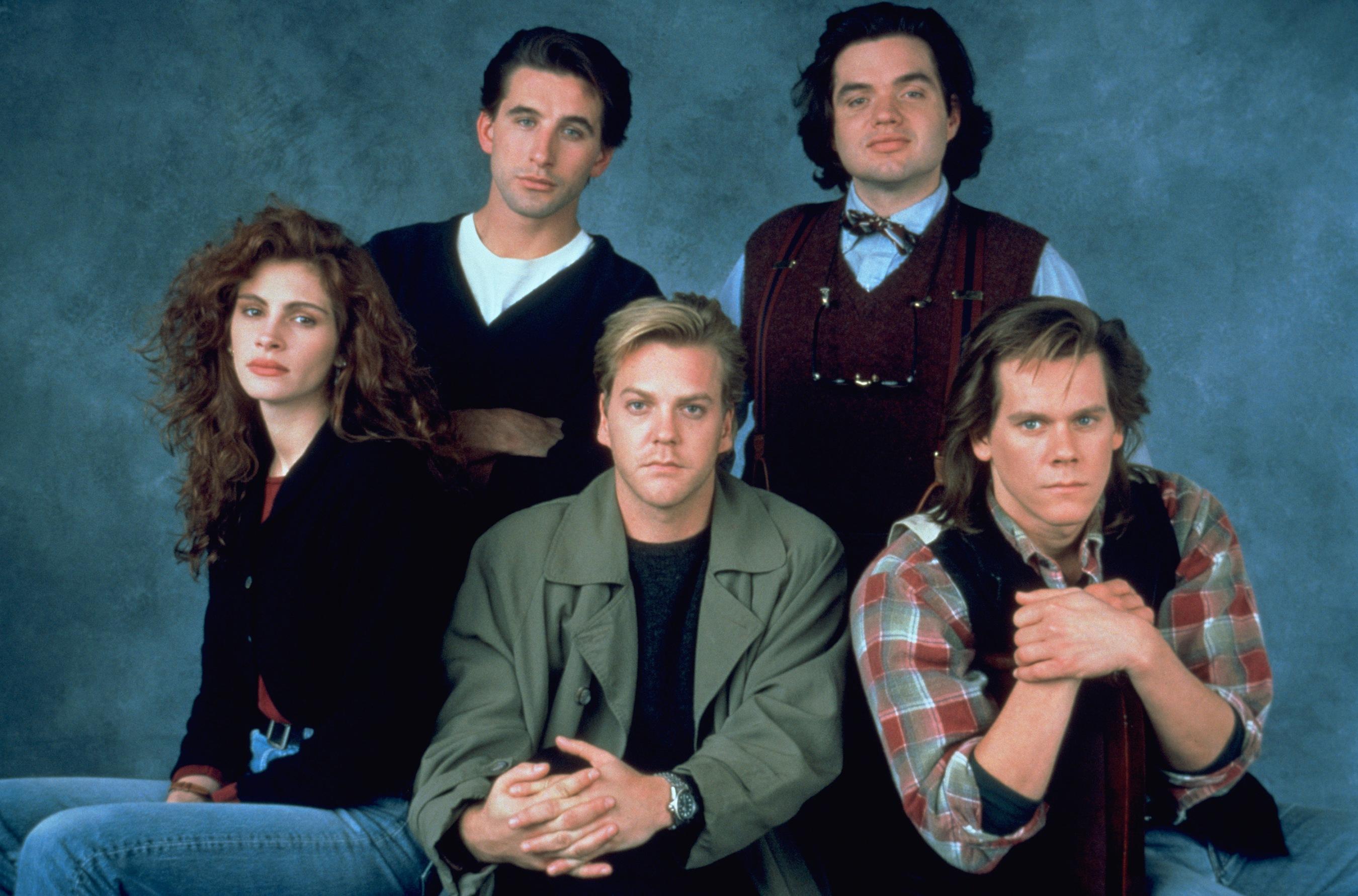 Julia Roberts, William Baldwin, Oliver Platt, Kevin Bacon and Kiefer Sutherland in Flatliners (1990)