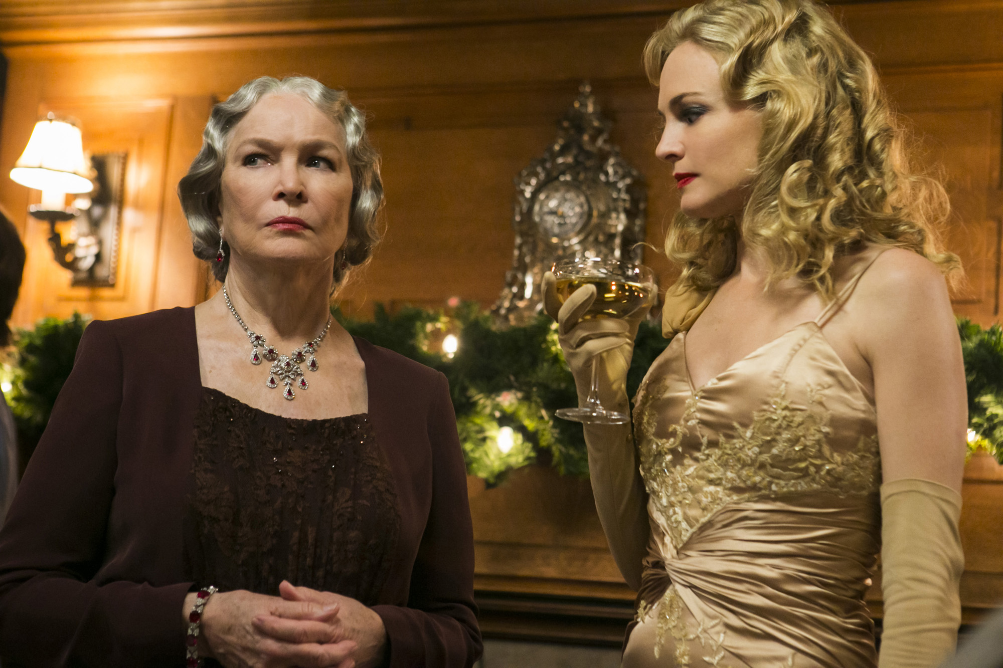 The children's grandmother Ellen Burstyn and mother Heather Graham in Flowers in the Attic (2014)