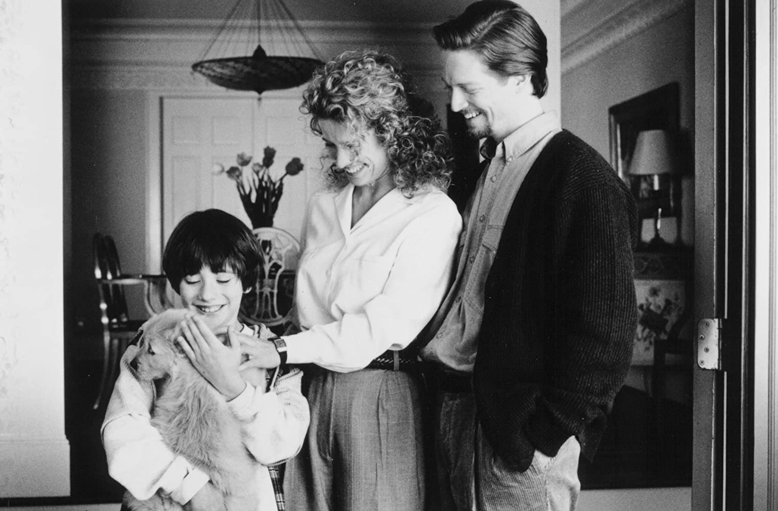 Fluke the puppy with Max Pomeranc, mother Nancy Travis and stepfather Eric Stoltz in Fluke (1995)