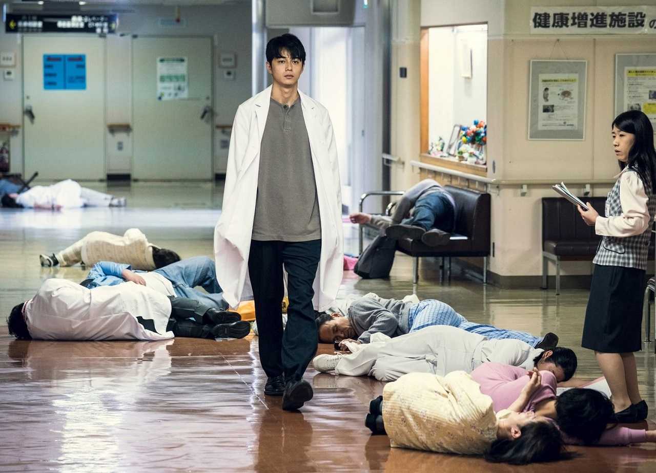 The alien-possessed Dr Makabe (Masahiro Higashide ) walks though the hospital in Foreboding (2017)