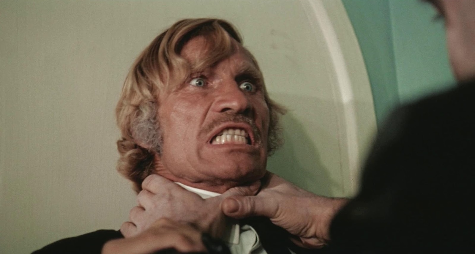 Gordon Mitchell as Dr Frankenstein strangled by his own creation in Frankenstein '80 (1972)
