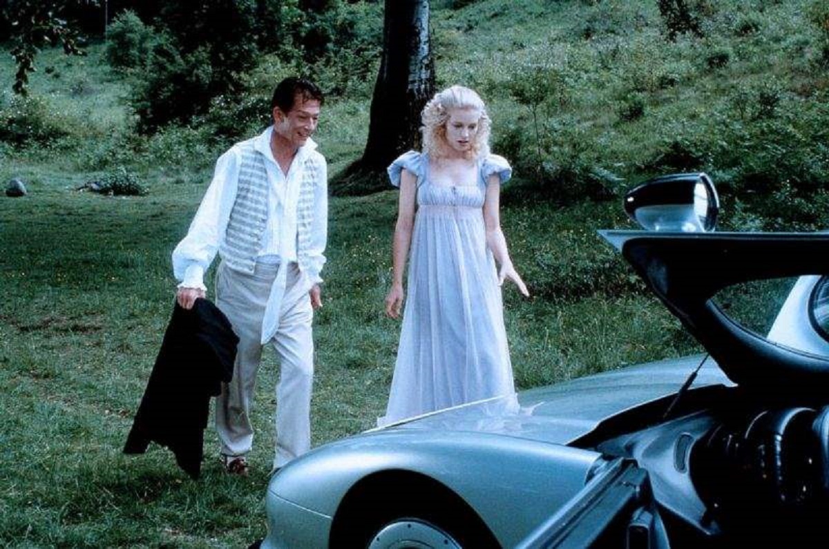 Time traveller John Hurt introduces Mary Shelley (Bridget Fonda) to his car in Frankenstein Unbound (1990)