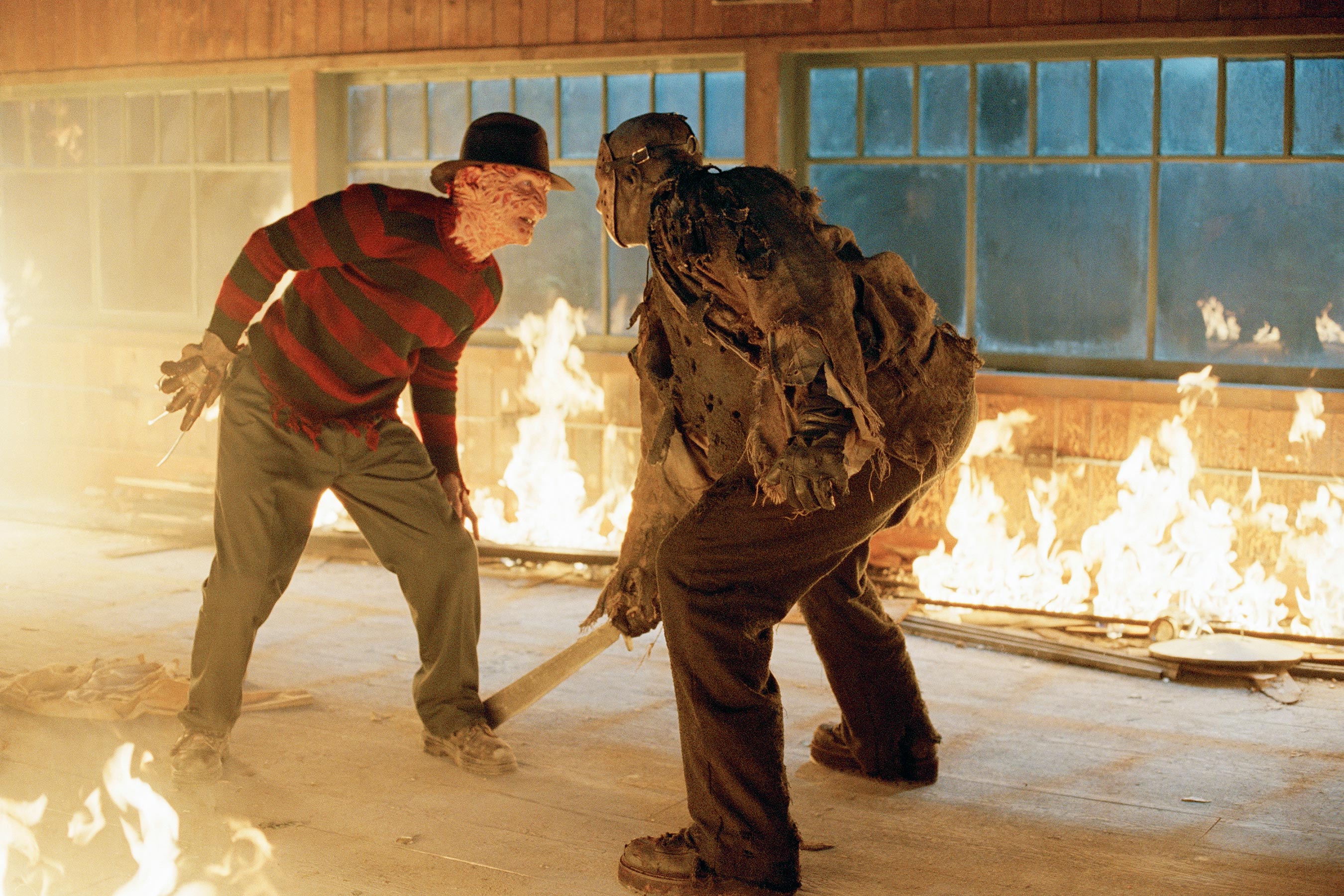 Climactic showdown between (l to r) Freddy (Robert Englund) and Jason (Ken Kirzinger) in Freddy vs. Jason (2003)