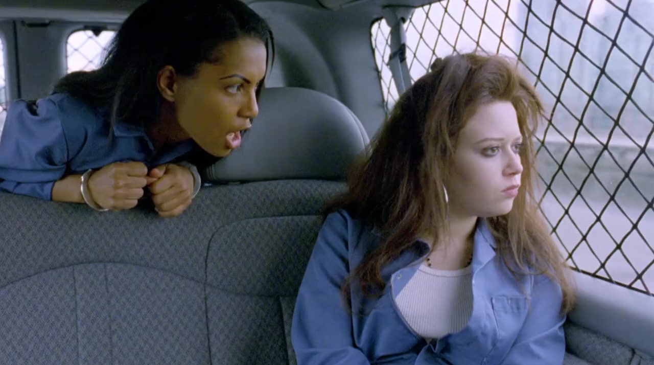 Juvenile delinquents on the run - (l to r) Maria Celedonio and Natasha Lyonne in Freeway II: Confessions of a Trickbaby (1999)