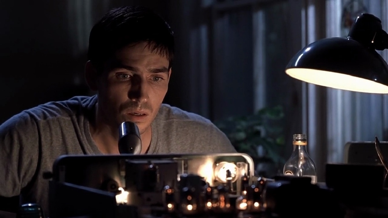 Jim Caviezel communicating by radio in Frequency (2000)