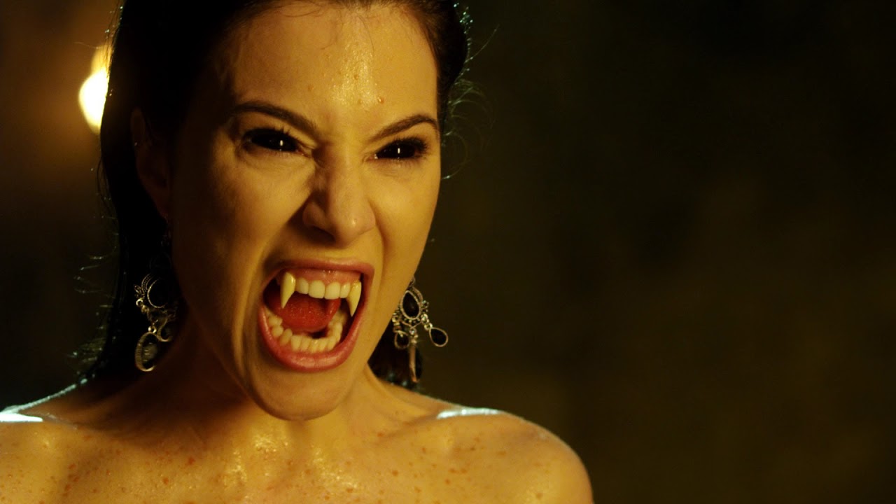 Jaime Murray bares her fangs in Fright Night 2 (2013)