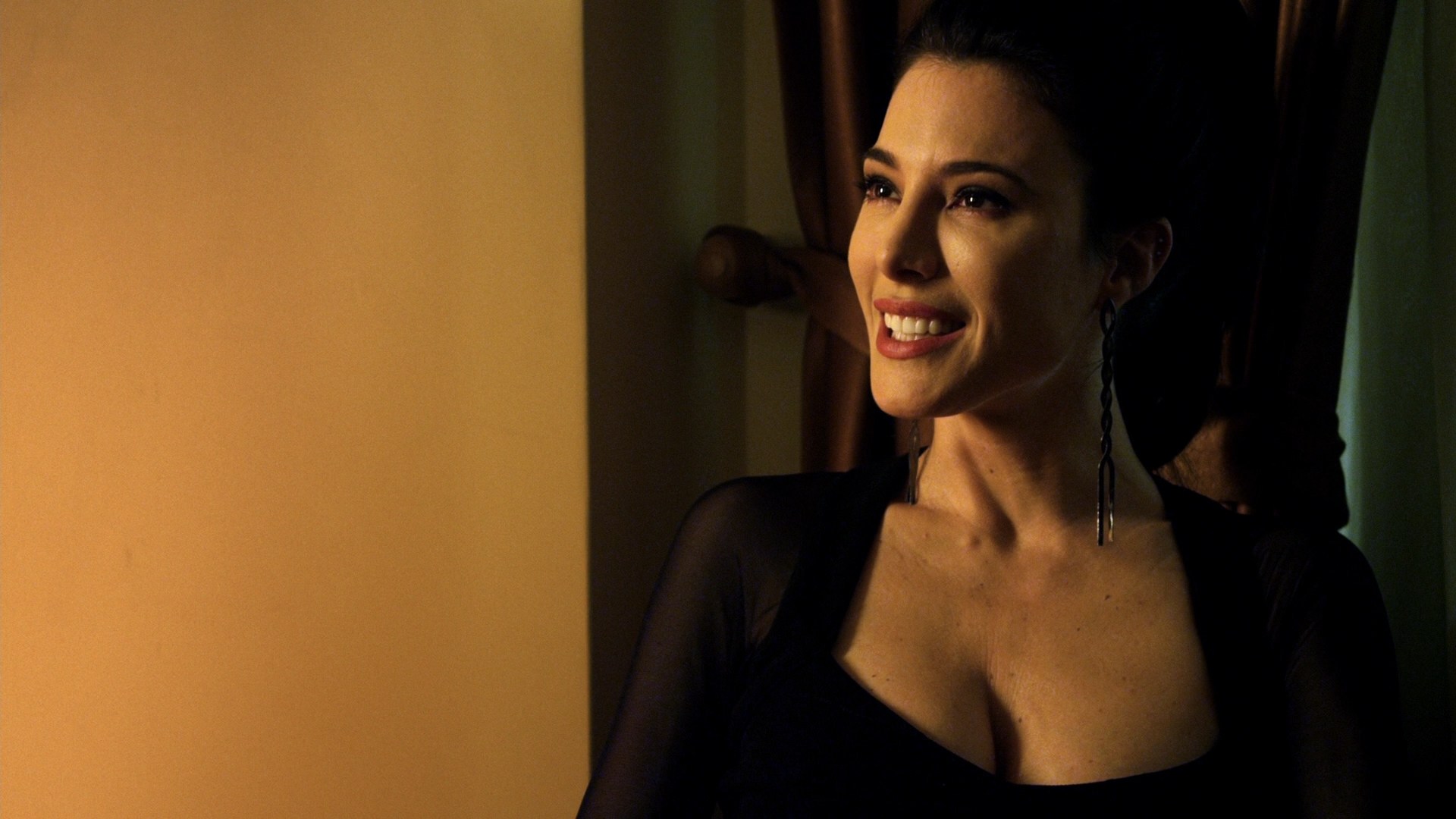 Gerri Dandridge (Jaime Murray), the role of the vampire now recast with a woman in Fright Night 2 (2013)