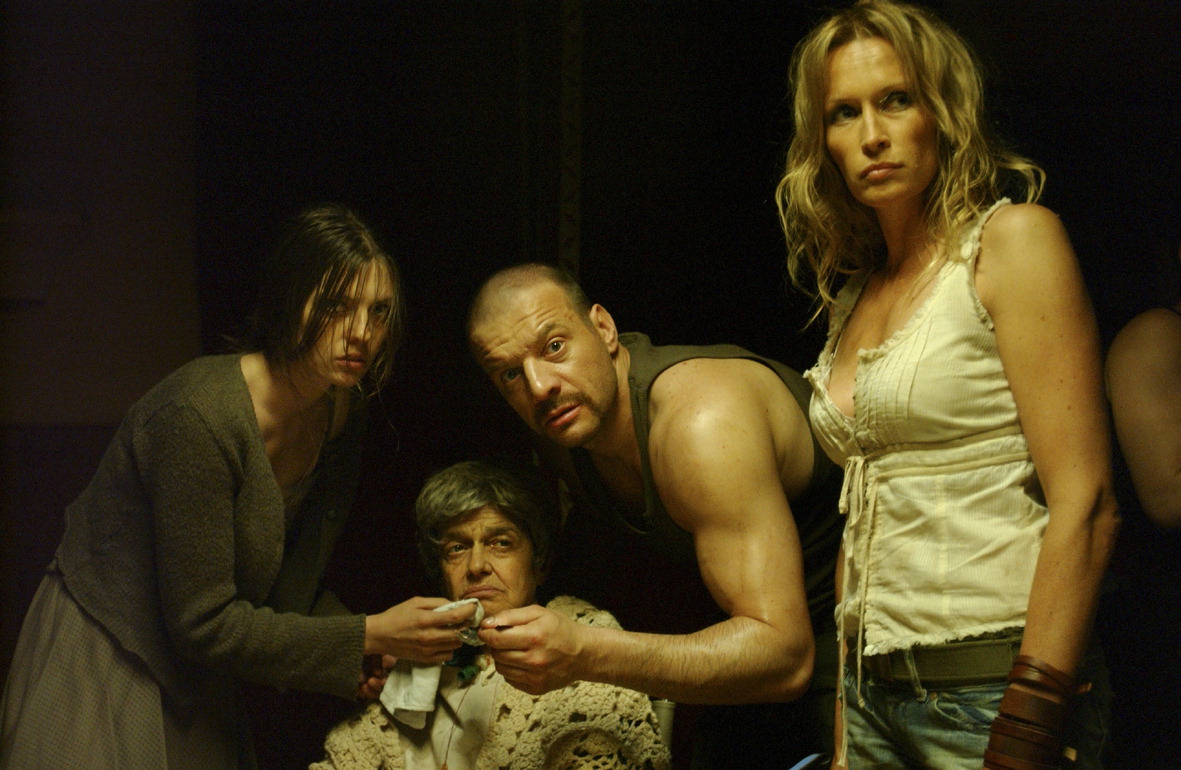 The backwoods family (l to r) Amelie Daure, Rosine Favey, Samuel Le Bihan and Estelle Lefebure in Frontier(s) (2007)