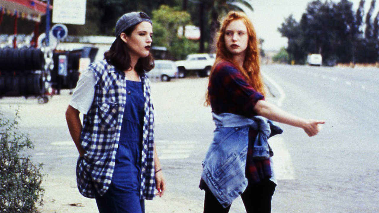Teenager lovers-killers (l to r) Hillary (Renee Humphrey) and Bonnie (Alicia Witt) in Fun (1994)