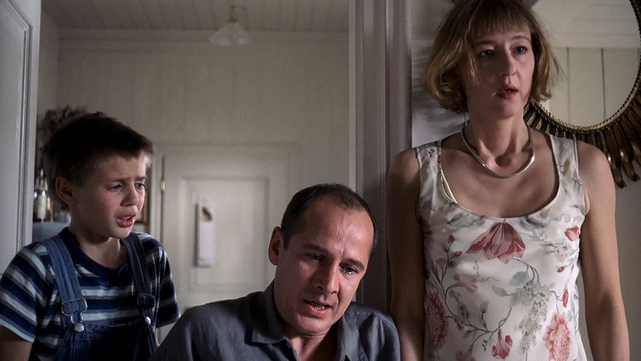 Son Stefan Clapczynski, father Ulrich Muhe and mother Susanne Lothar in Funny Games (1997)