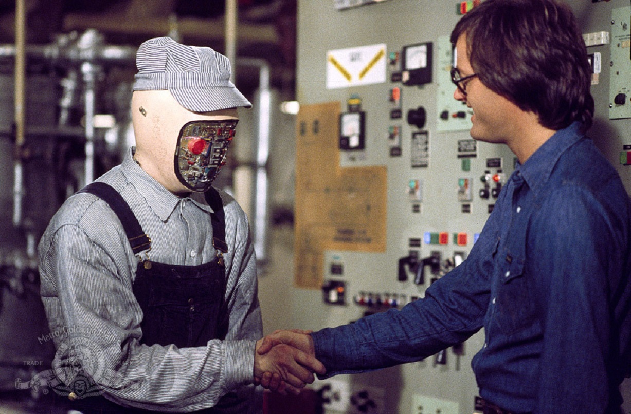 Peter Fonda meets an android maintenance worker in Futureworld (1976)