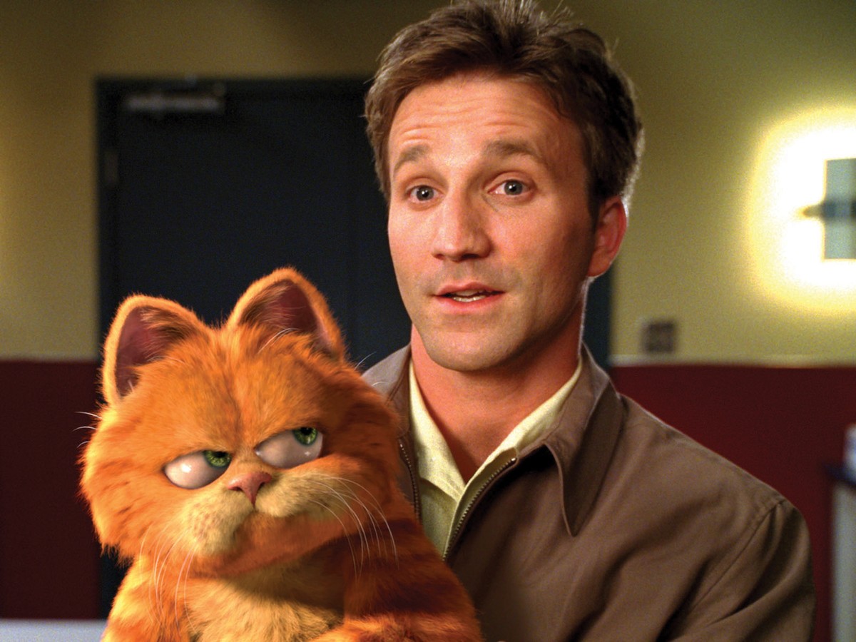 Garfield and Jon (Breckin Meyer) in Garfield (2004)