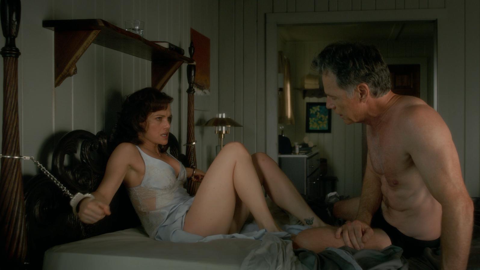 Carla Gugino resists husband Gerald (Bruce Greenwood)'s idea of some kinky games in Gerald's Game (2017)