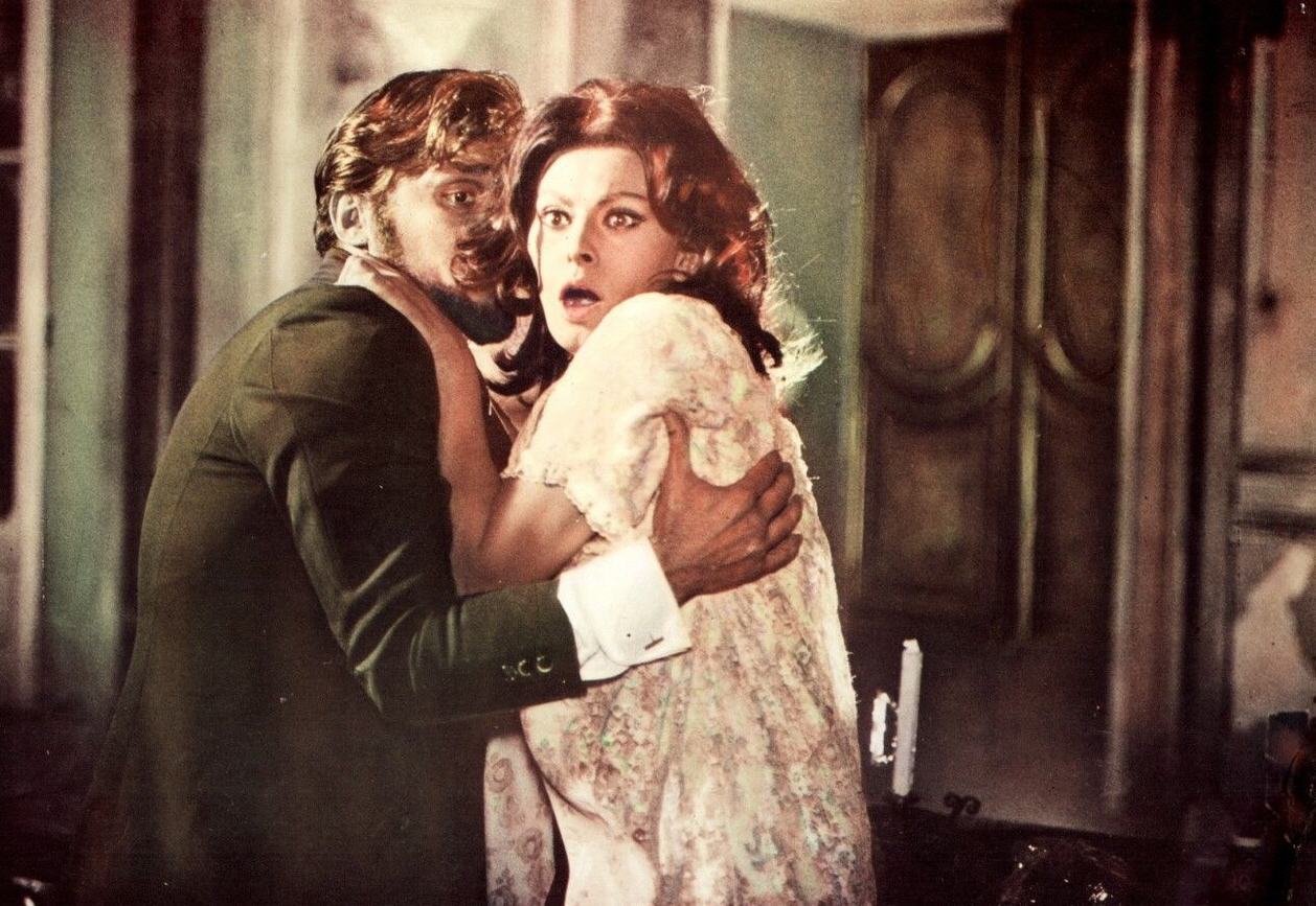 Husband and wife Vittoria Gassman and Sophia Loren in a haunted house in Ghosts- Italian Style (1967)