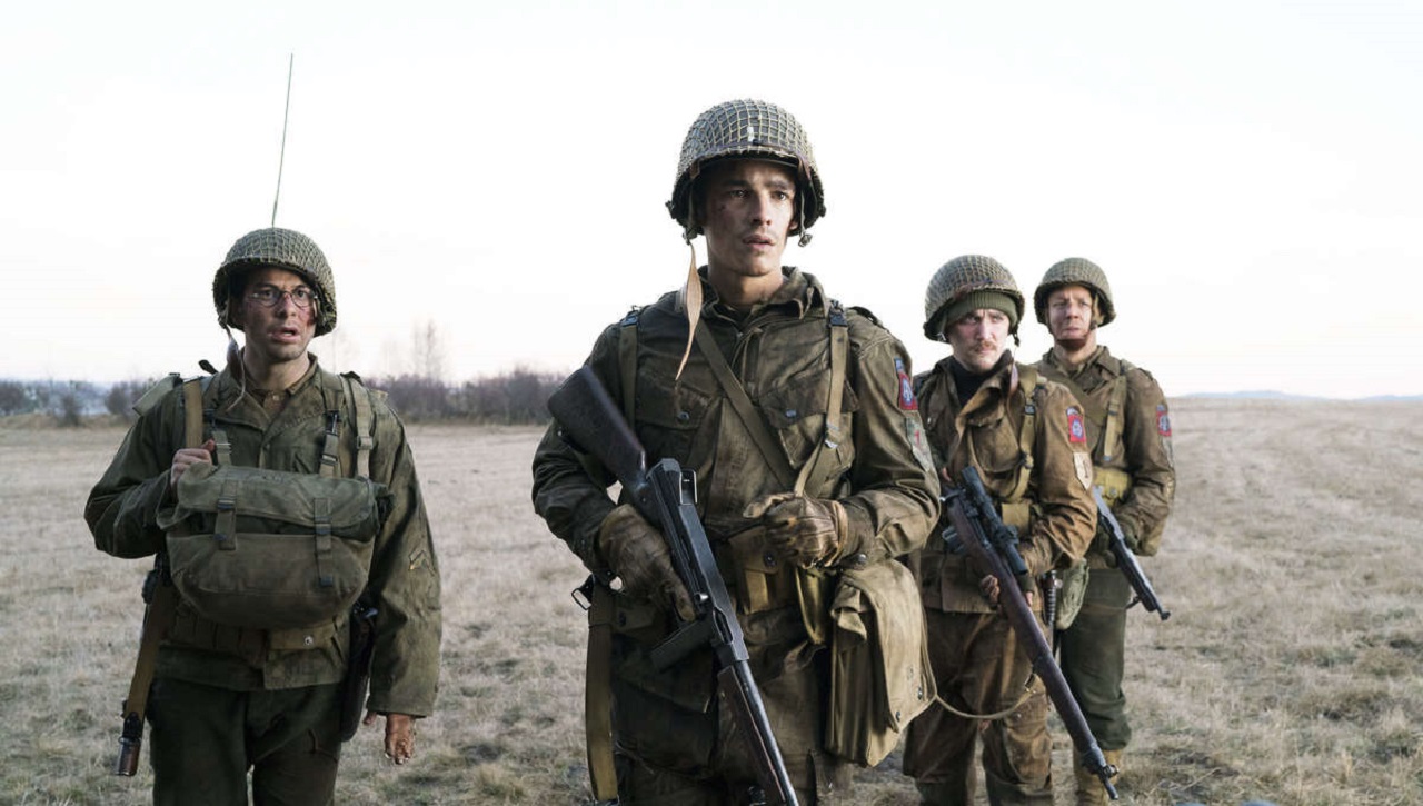 Skylar Astin, Brenton Thwaites, Kyle Gallner and Theo Rossi in Ghosts of War (2020)