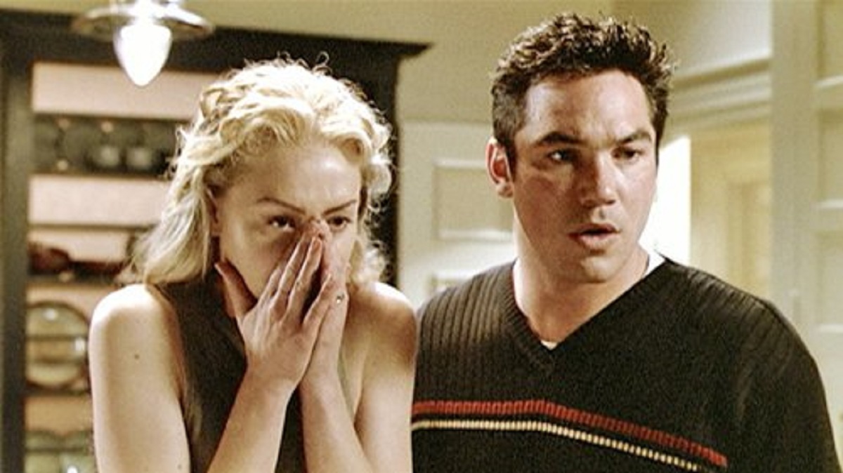 Husband and wife Portia De Rossi and Dean Cain move into a sinister new apartment in The Glow (2002)