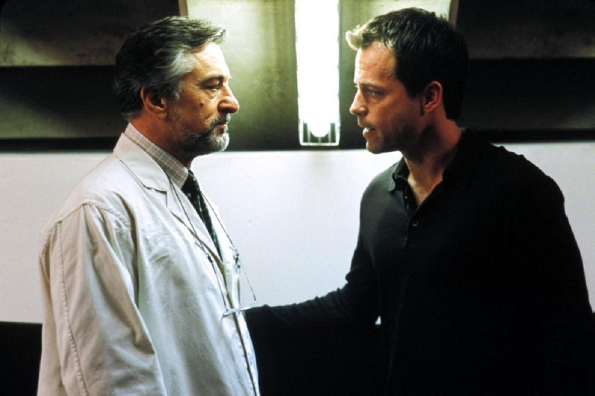 Cloning specialist Robert De Niro and grieving father Greg Kinnear in Godsend (2004)