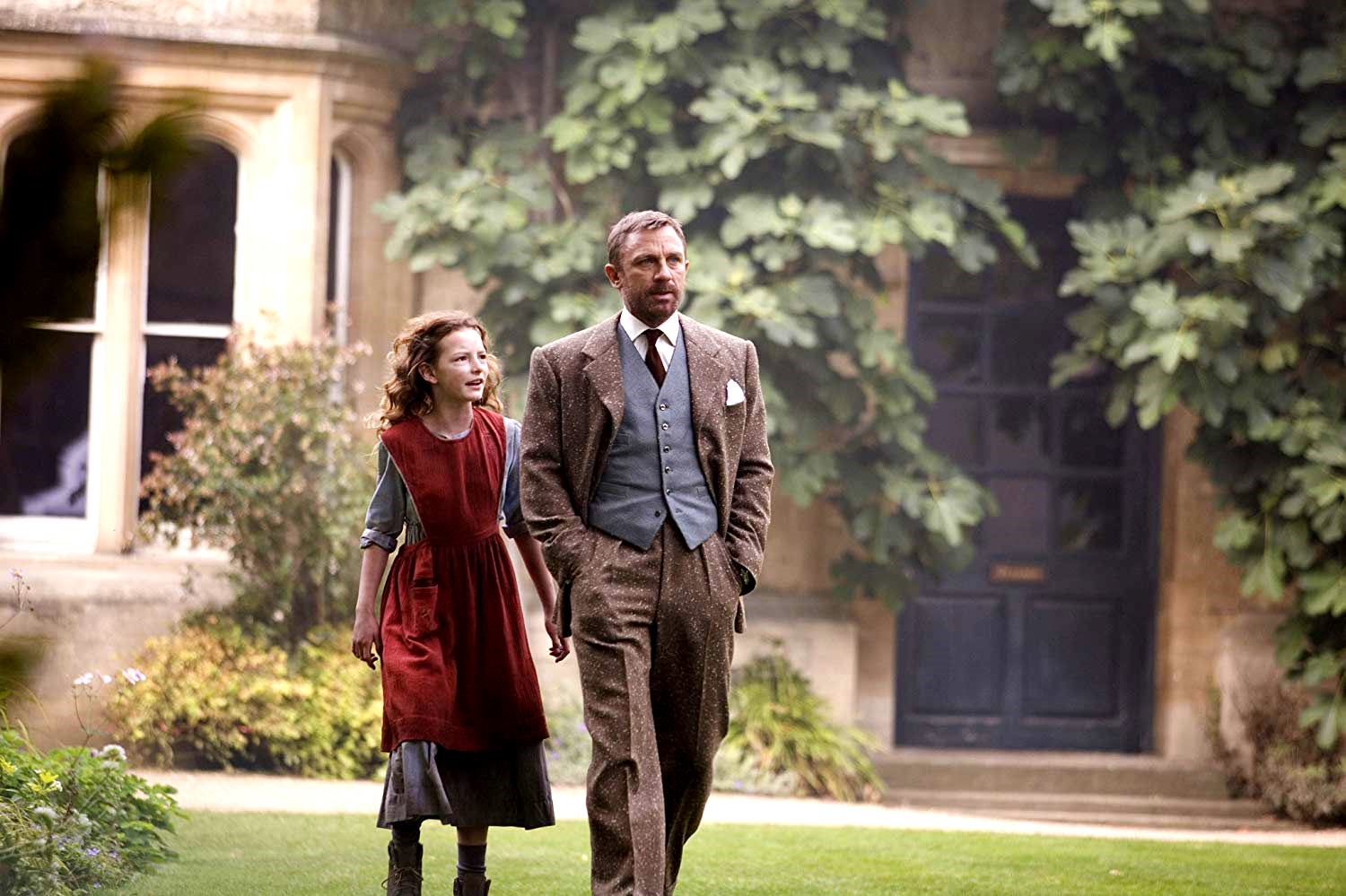 Lyra Belacqua (Dakota Blue Richards) with uncle Lord Asriel (Daniel Craig) at Jordan College in The Golden Compass (2007)