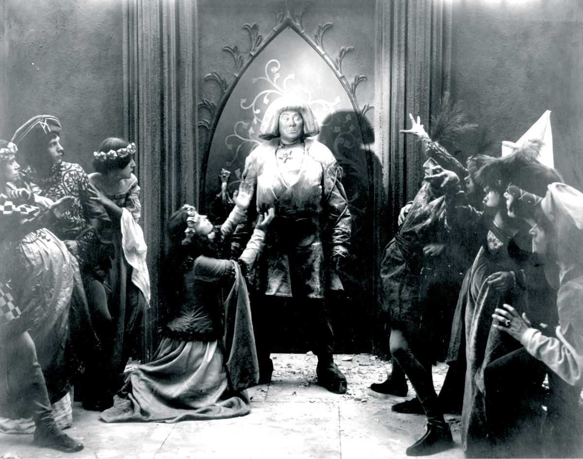 The Golem (Paul Wegener) appears at the emperor's court