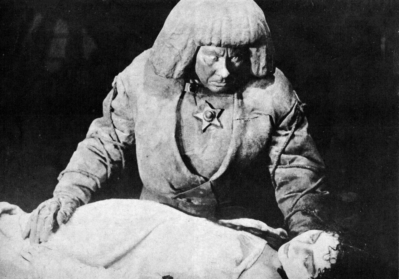 The Golem (Paul Wegener) stands over Lyda Salmanova