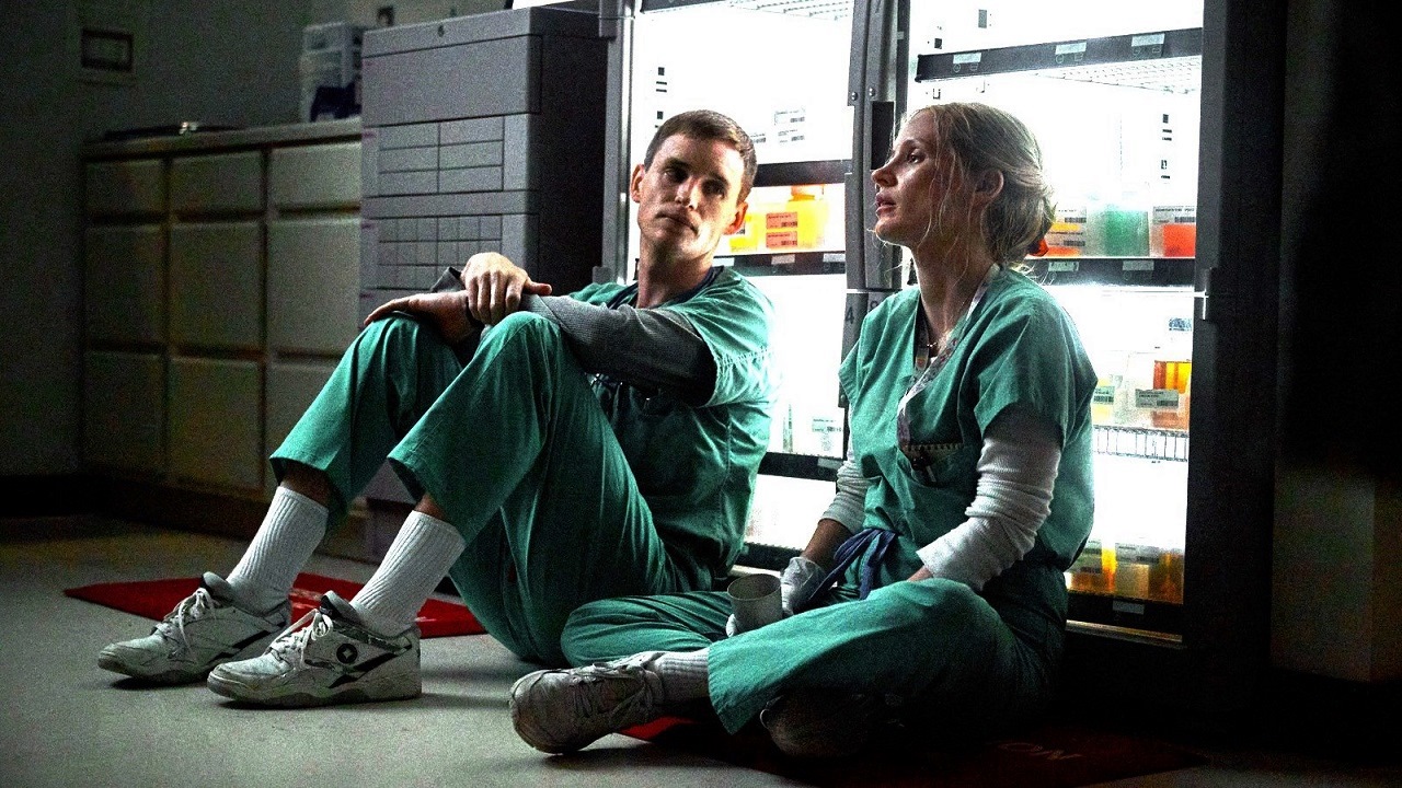 Charlie Cullen (Eddie Redmayne) and Amy Luoghren (Jessica Chastain) in The Good Nurse (2022)