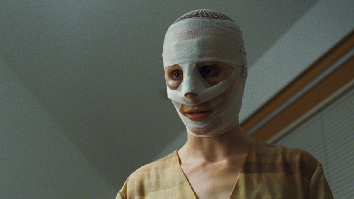 The boys' bandaged mother (Susanne Wuest) in Goodnight Mommy (2014)