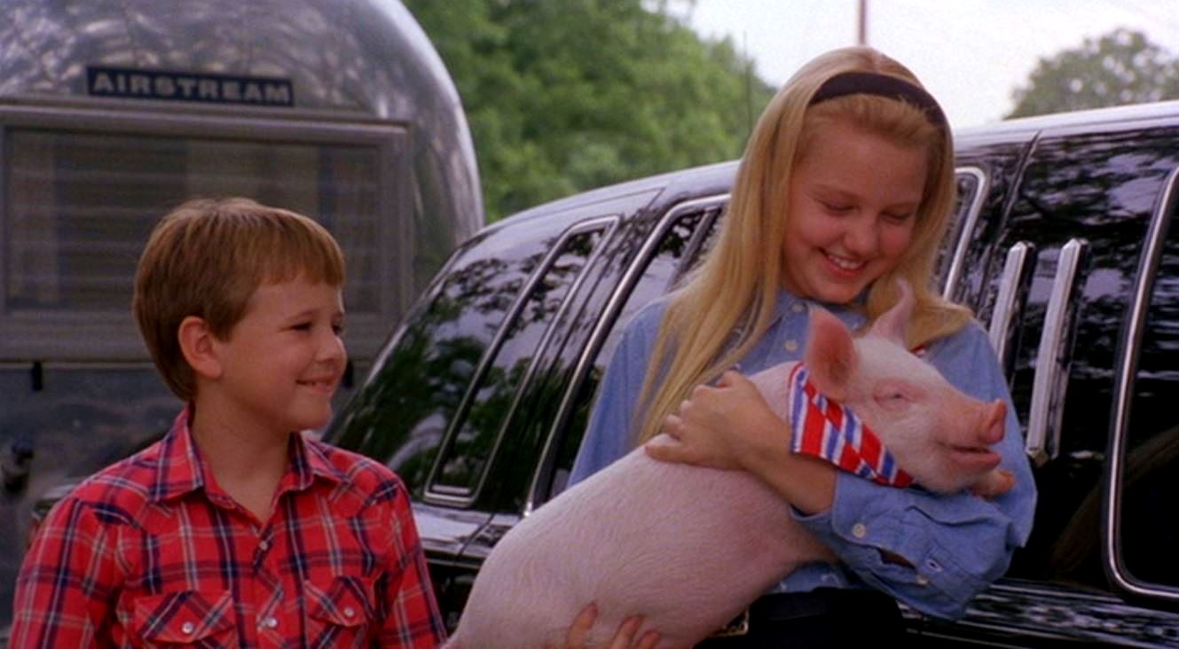 Hanky Royce (Michael Roescher) and Jinnie Sue McCallister (Kristy Young) in Gordy (1995) 