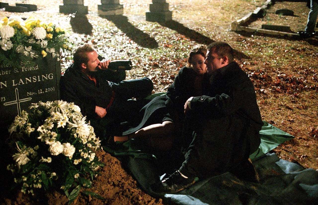 (l to r) Marcus Thomas, Josie Maran and Dominic Purcell get drunk on their friend's grave in The Gravedancers (2006)