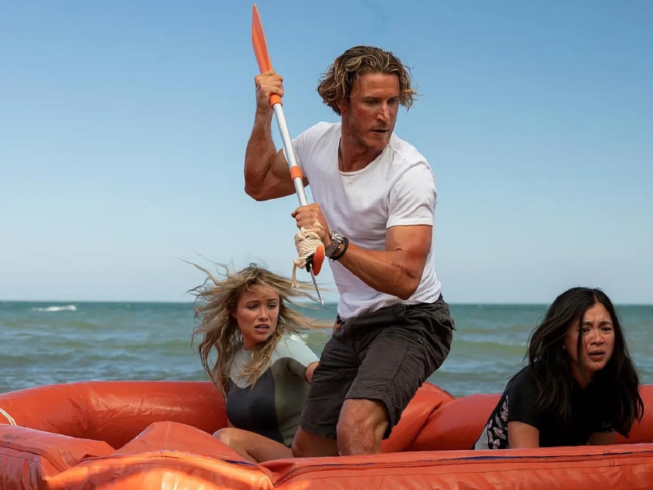 Stranded at sea, hunted by a shark - Katrina Bowden, Aaron Jakubenko and Kimie Tsukakoshi in Great White (2021)